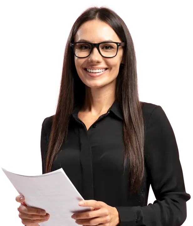 Freundliche Mitarbeiterin von Unfallschaden Solingen mit Unterlagen für Kundenberatung