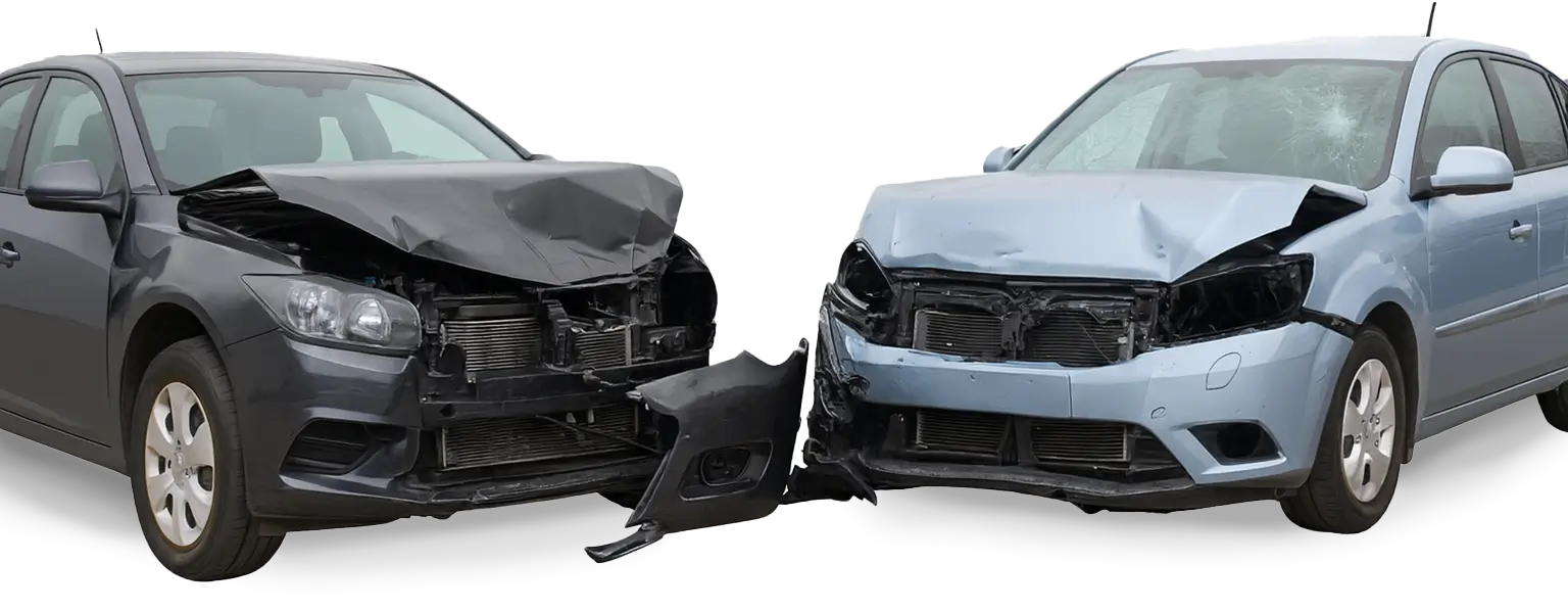 Zwei stark beschädigte Autos nach Kollision, Frontansicht