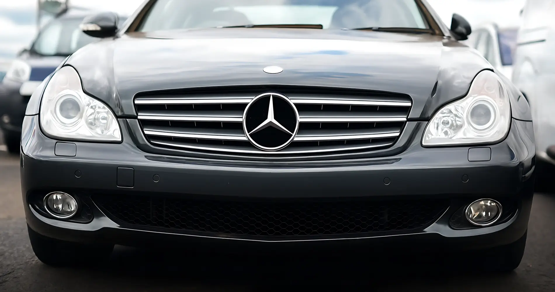 Mercedes-Stern an Fahrzeugfront von Unfallschaden Solingen bei Kfz-Begutachtung