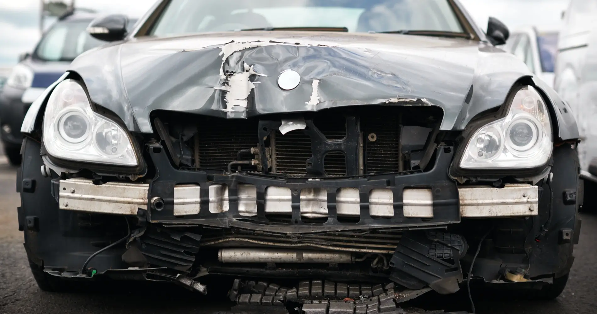 Auto mit komplett zerstörter Frontstoßstange in der Werkstatt Unfallschaden Solingen