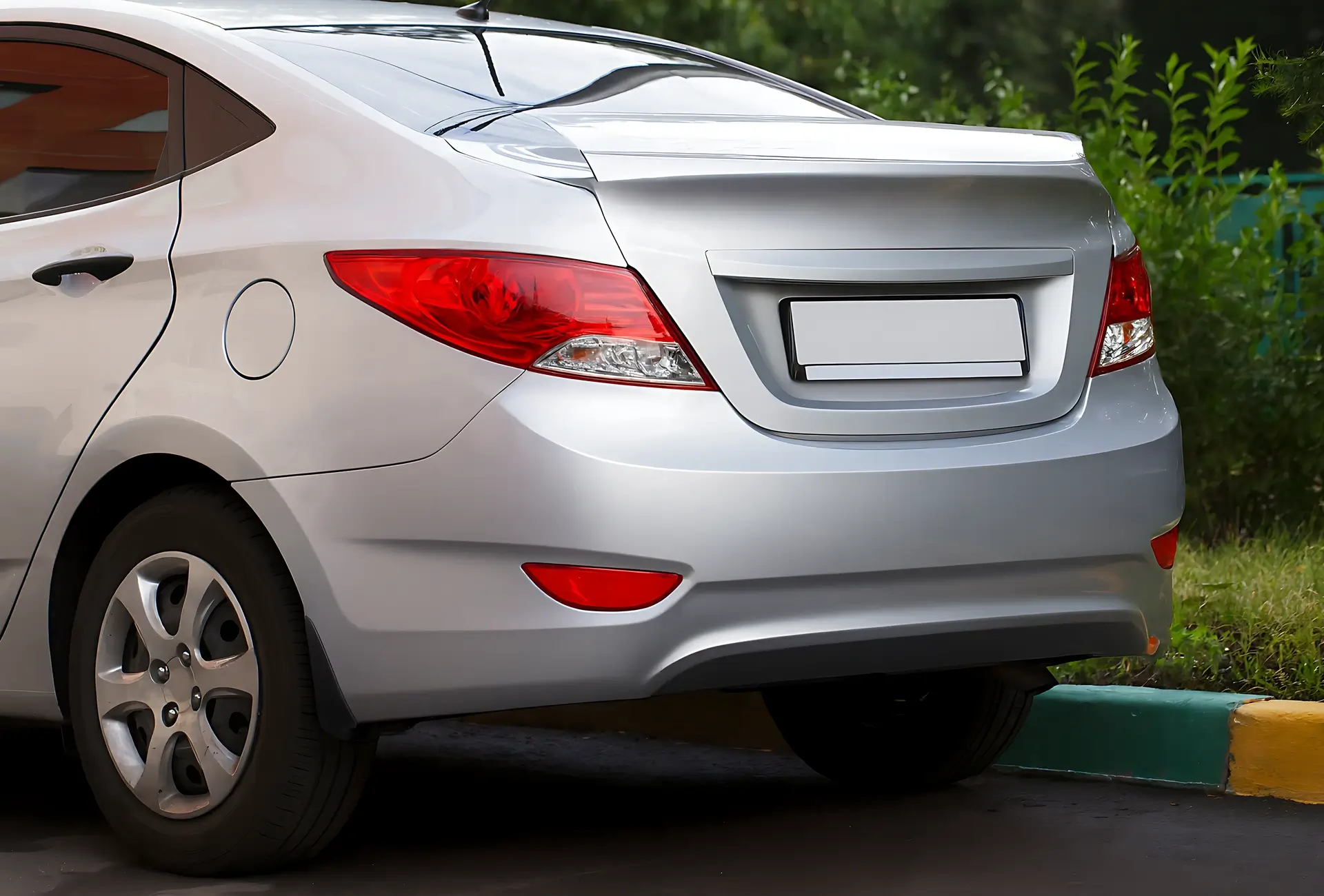 Rückseite eines silbernen Fahrzeugs