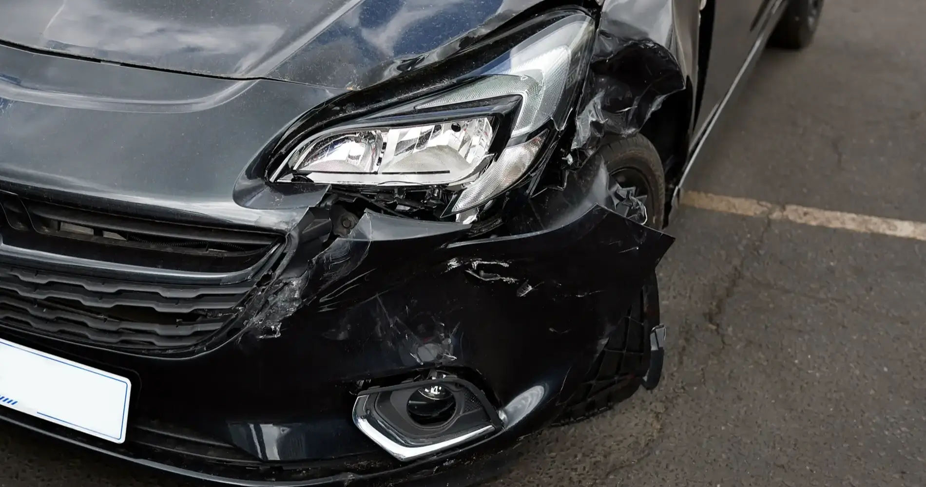 Nahaufnahme beschädigter Frontstoßstange eines schwarzen Fahrzeugs in Solingen