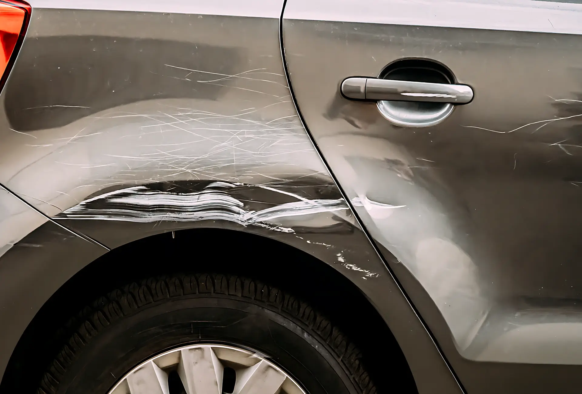 Kratzer und Lackschäden an der hinteren Fahrzeugseite eines Autos in Solingen