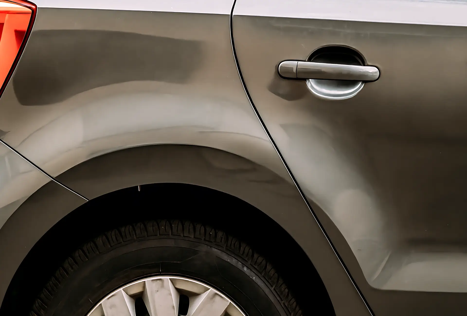 Kratzer und Lackschäden an der hinteren Fahrzeugseite eines Autos in Solingen